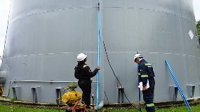 Hombres haciendo medición