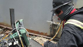 Hombre trabajando en malla