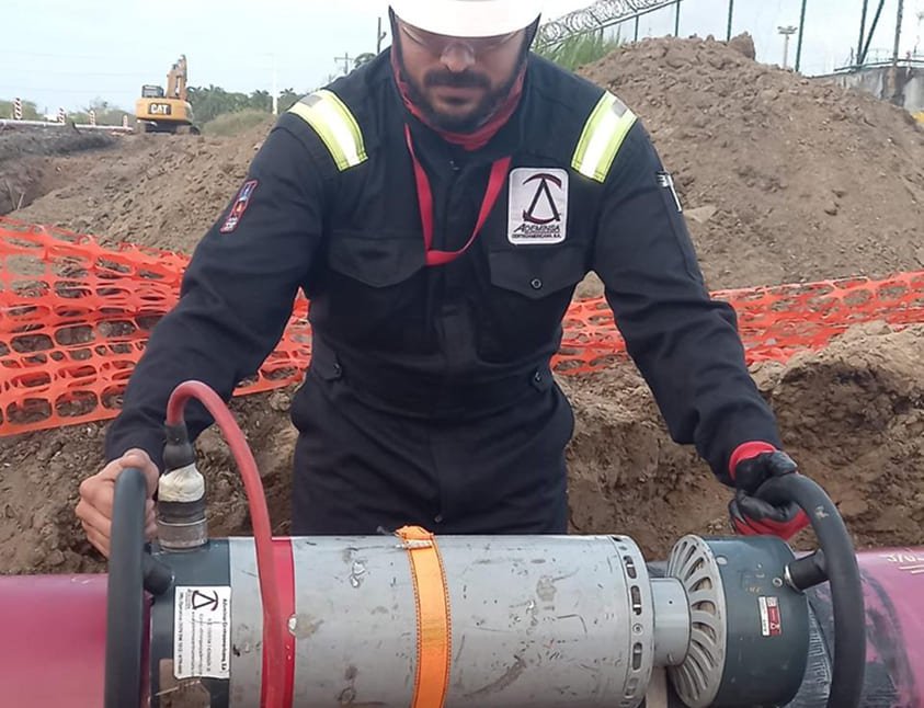 Hombre realizando ensayo radiográfico