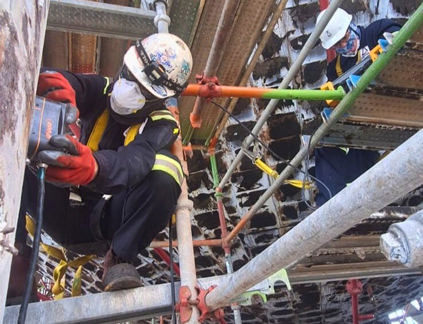 Hombre haciendo inspección