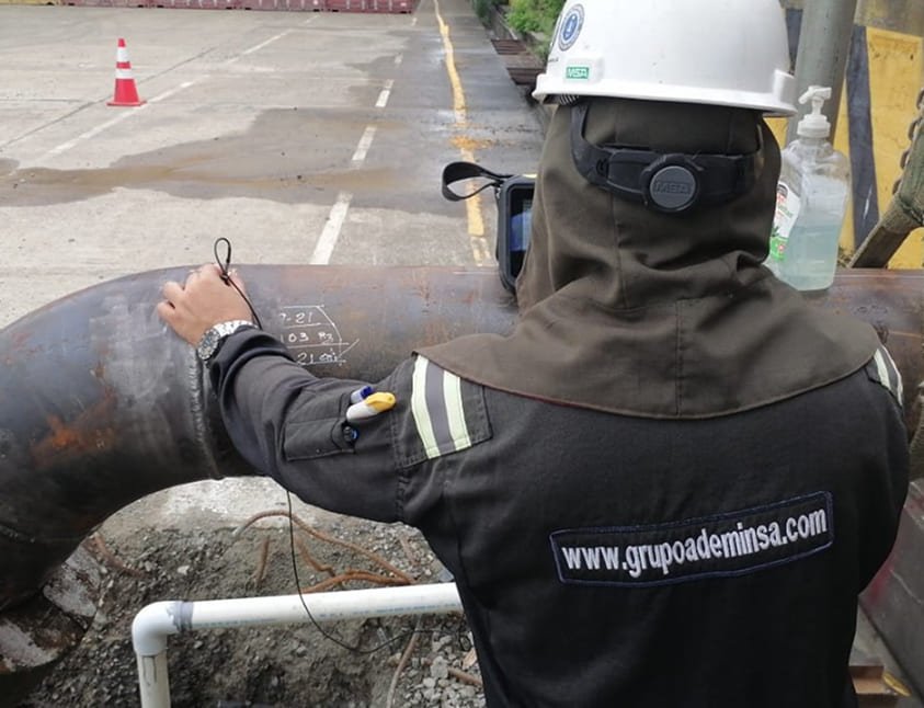 Persona haciendo medición de aspersores